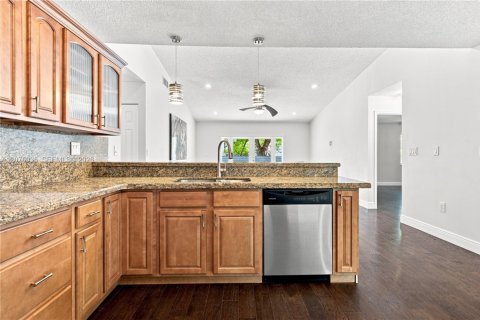 House in Cutler Bay, Florida 4 bedrooms, 195.75 sq.m. № 2320481 - photo 27