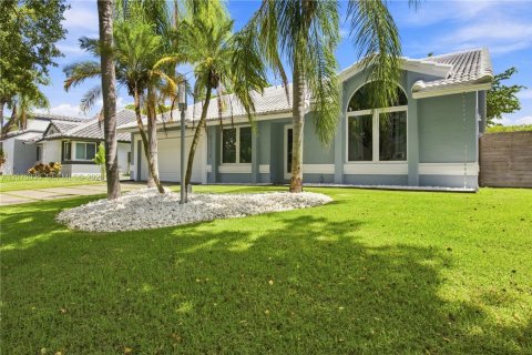House in Cutler Bay, Florida 4 bedrooms, 195.75 sq.m. № 2320481 - photo 5