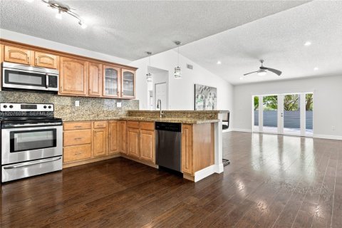 House in Cutler Bay, Florida 4 bedrooms, 195.75 sq.m. № 2320481 - photo 25