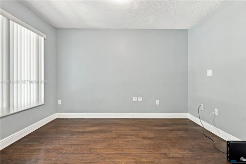 House in Cutler Bay, Florida 4 bedrooms, 195.75 sq.m. № 2320481 - photo 18