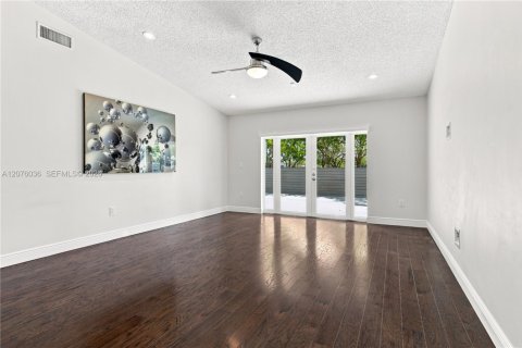 House in Cutler Bay, Florida 4 bedrooms, 195.75 sq.m. № 2320481 - photo 30