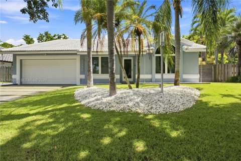House in Cutler Bay, Florida 4 bedrooms, 195.75 sq.m. № 2320481 - photo 3