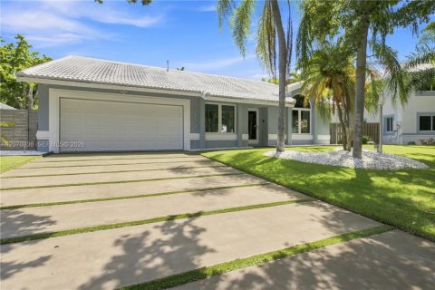 House in Cutler Bay, Florida 4 bedrooms, 195.75 sq.m. № 2320481 - photo 4