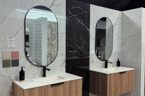 Immobilier commercial à Doral, Floride № 2039110