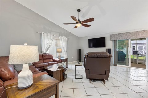 House in Palm Coast, Florida 3 bedrooms, 120.77 sq.m. № 2222351 - photo 3