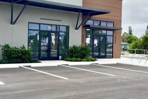 Commercial property in Fort Myers, Florida № 2089303