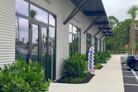 Commercial property in Fort Myers, Florida № 2089303 - photo 2
