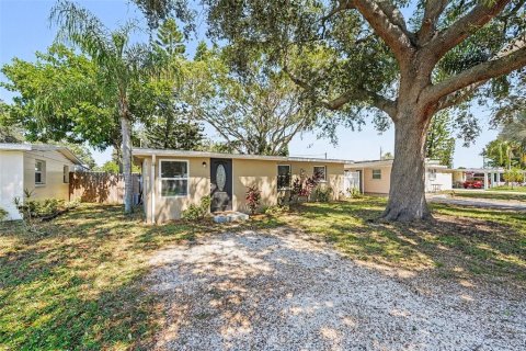 House in Largo, Florida 3 bedrooms, 75.34 sq.m. № 2398260