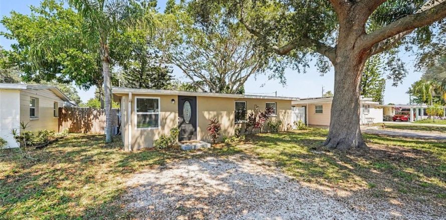 House in Largo, Florida 3 bedrooms, 75.34 sq.m. № 2398260