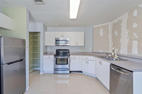 Купить виллу или дом в Мирамар, Флорида 4 спальни, 218.04м2, № 2017950 - фото 15