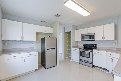 Купить виллу или дом в Мирамар, Флорида 4 спальни, 218.04м2, № 2017950 - фото 16