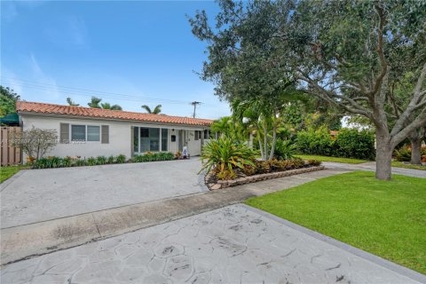 Villa ou maison à louer à Fort Lauderdale, Floride: 3 chambres, 176.14 m2 № 1946432 - photo 2