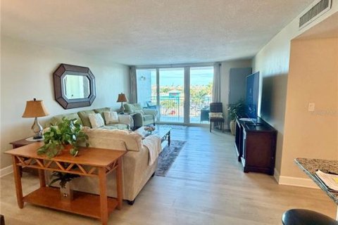 Condo in Clearwater, Florida, 2 bedrooms  № 2377954 - photo 11