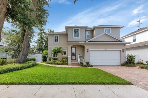 House in Tampa, Florida 4 bedrooms, 243.4 sq.m. № 2360401