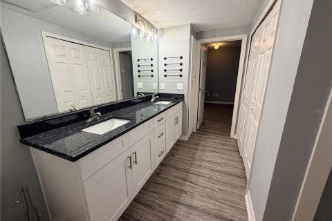 Condo in Tampa, Florida, 2 bedrooms № 2098103 - photo 13