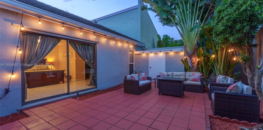 House in Jupiter, Florida 2 bedrooms, 144.37 sq.m. № 1890567