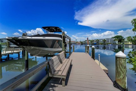 House in Treasure Island, Florida 2 bedrooms, 218.51 sq.m. № 1879456 - photo 8
