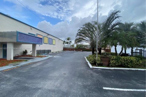 Propiedad comercial en venta en Hollywood, Florida № 1940472 - foto 2