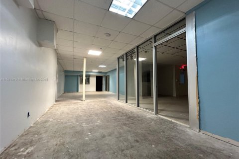 Propiedad comercial en venta en Hollywood, Florida № 1940472 - foto 12