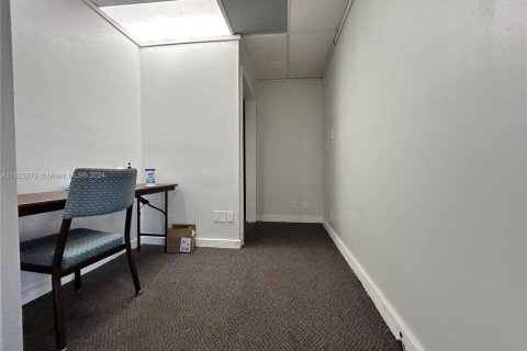 Propiedad comercial en venta en Hollywood, Florida № 1940472 - foto 18
