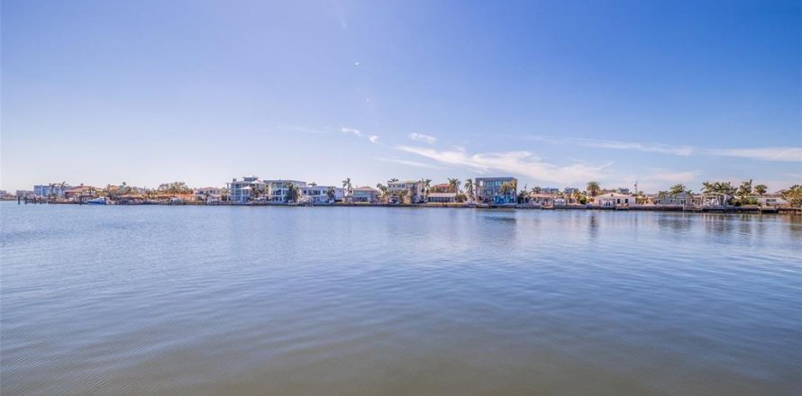Land in Saint Petersburg, Florida № 1535035