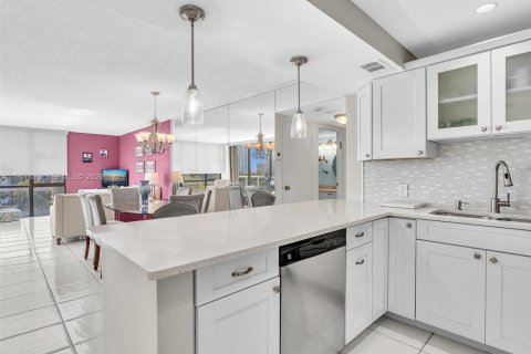 Condo in Aventura, Florida, 2 bedrooms  № 2020350 - photo 2