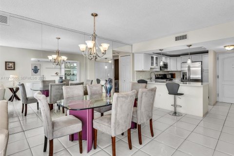 Condo in Aventura, Florida, 2 bedrooms  № 2020350 - photo 11