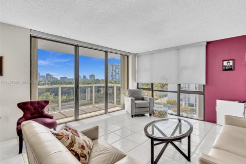 Condo in Aventura, Florida, 2 bedrooms  № 2020350 - photo 13