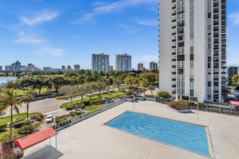 Condo in Aventura, Florida, 2 bedrooms  № 2020350 - photo 18
