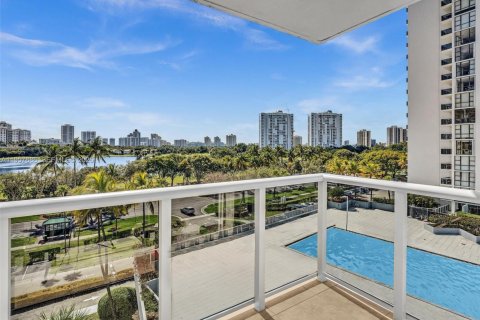 Condo in Aventura, Florida, 2 bedrooms  № 2020350 - photo 17
