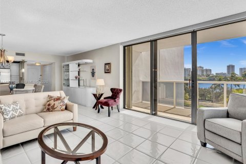 Condo in Aventura, Florida, 2 bedrooms  № 2020350 - photo 14