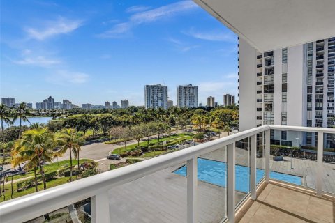 Condo in Aventura, Florida, 2 bedrooms  № 2020350 - photo 20