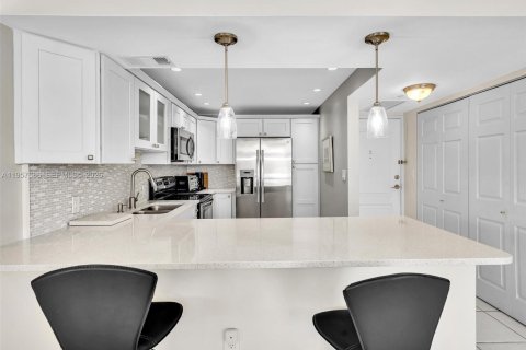 Condo in Aventura, Florida, 2 bedrooms  № 2020350 - photo 9