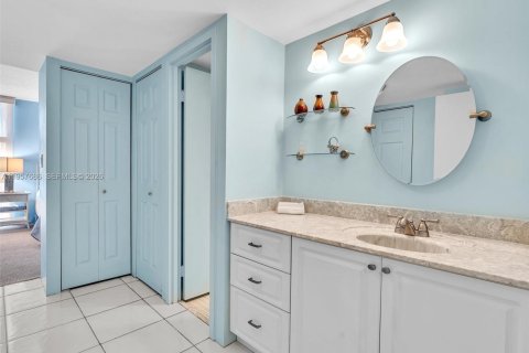 Condo in Aventura, Florida, 2 bedrooms  № 2020350 - photo 25