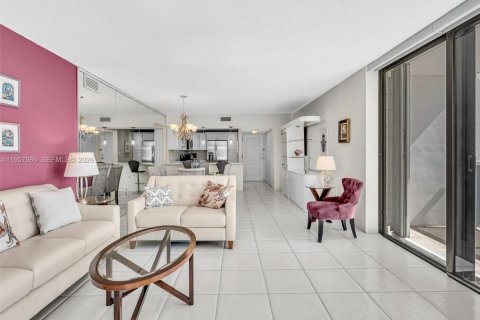 Condo in Aventura, Florida, 2 bedrooms  № 2020350 - photo 15
