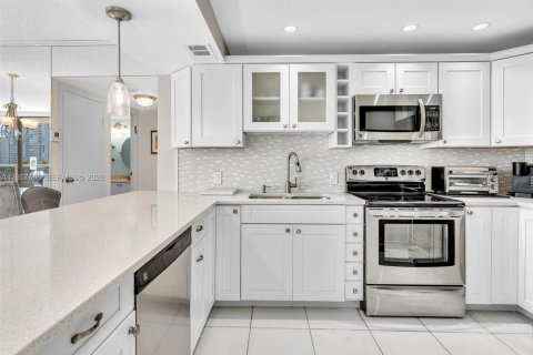 Condo in Aventura, Florida, 2 bedrooms  № 2020350 - photo 3