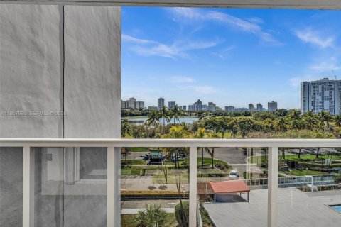 Condo in Aventura, Florida, 2 bedrooms  № 2020350 - photo 16