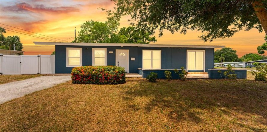 Villa ou maison à Saint Petersburg, Floride 3 chambres, 115.94 m2 № 2096072