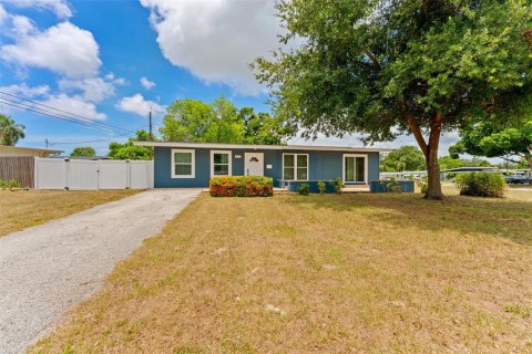 Villa ou maison à louer à Saint Petersburg, Floride: 3 chambres, 115.94 m2 № 2096072 - photo 2