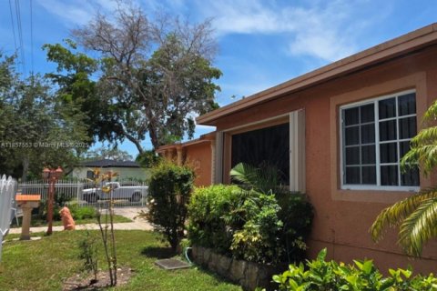 House in Miami, Florida 4 bedrooms, 184.32 sq.m. № 1882434 - photo 29