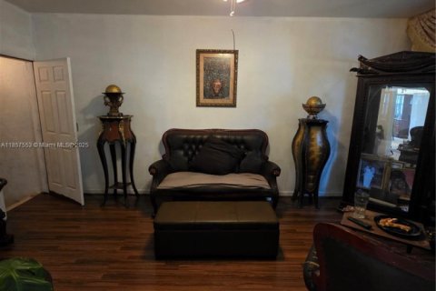 House in Miami, Florida 4 bedrooms, 184.32 sq.m. № 1882434 - photo 10