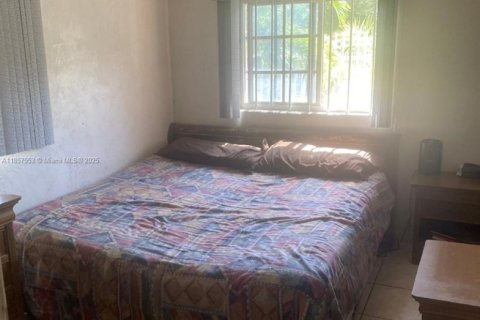 House in Miami, Florida 4 bedrooms, 184.32 sq.m. № 1882434 - photo 25