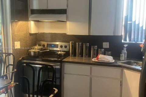 House in Miami, Florida 4 bedrooms, 184.32 sq.m. № 1882434 - photo 7