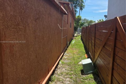 House in Miami, Florida 4 bedrooms, 184.32 sq.m. № 1882434 - photo 30