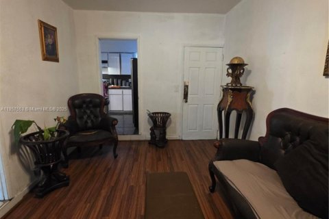 House in Miami, Florida 4 bedrooms, 184.32 sq.m. № 1882434 - photo 13
