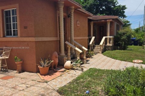 House in Miami, Florida 4 bedrooms, 184.32 sq.m. № 1882434 - photo 2