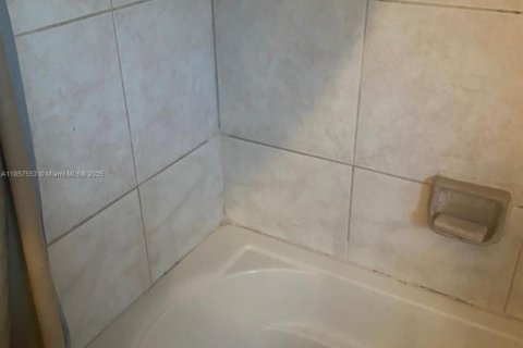 House in Miami, Florida 4 bedrooms, 184.32 sq.m. № 1882434 - photo 15