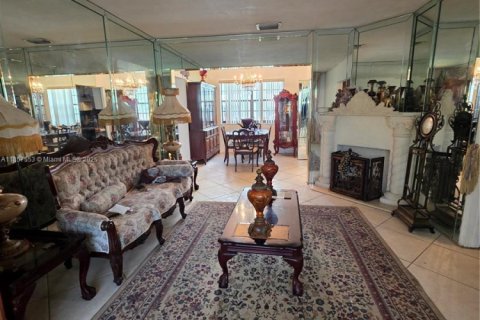 House in Miami, Florida 4 bedrooms, 184.32 sq.m. № 1882434 - photo 3