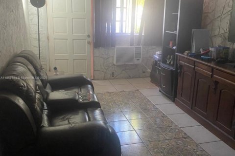 House in Miami, Florida 4 bedrooms, 184.32 sq.m. № 1882434 - photo 24