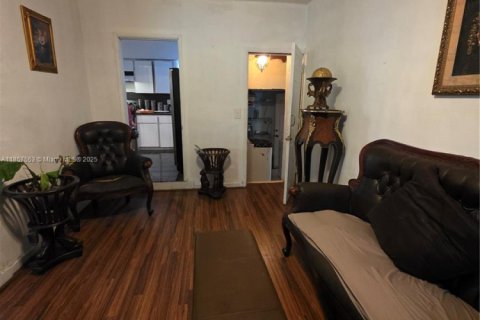 House in Miami, Florida 4 bedrooms, 184.32 sq.m. № 1882434 - photo 12